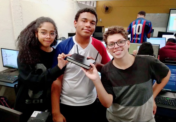 Estudantes desenvolvem sistema durante aula de informática na  EE Walt Disney. Foto: Arquivo da Escola.